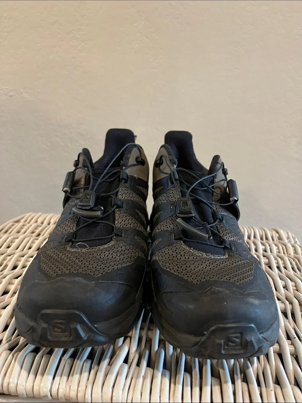 Salomon Men's Black and Gray Trail Running Shoes with Quick-Pull Lacing